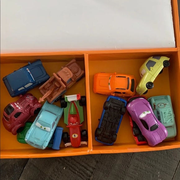 🚫SOLD❌Disney Cars2 busy book w/12 figurine cars - Picture 6 of 9